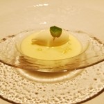 OTTO SETTE - 「静岡県産メロンのピュレを泡状のしたデザート　ジャージー牛乳アイス添え”メロンソーダ”」