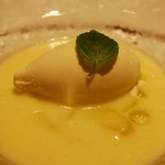 OTTO SETTE - 「静岡県産メロンのピュレを泡状のしたデザート　ジャージー牛乳アイス添え”メロンソーダ”」