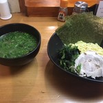 ラストにらつけ麺　たっぷりのニラは、香りと旨みが口に含むたび、咀嚼するたびにガツンガツン来ます↑↑　2018/08/25