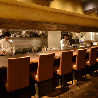 カウンター席
                                  おひとり様でもお気軽にどうぞ！仕事終わりのお食事にも