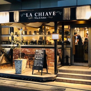 골목에 자리한 어른의 공간. 트라토리아에서 세련되게, 캐주얼하게.