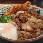 丸亀製麺 - 牛山盛りぶっかけうどん　温玉　鶏天トッピング