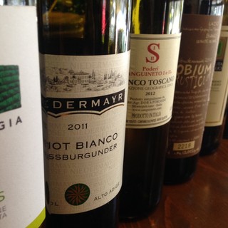 가볍게 또는 호화롭게. 이탈리아 정부 공인 소믈리에가 선택한 엄선된 와인.