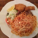 Shirena - ライス付きなのに、パスタの量が半端ない！...その下には牛肉のトマト煮込みも詰まってる(^-^;
                        キャベツのコールスロー美味しいし、白身魚のフライ(冷凍だと思うけど)も、カリッと上手くあがって旨し！