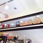 Bánh mì Bà Ba - ベトナム製の干しざるで飾りました。