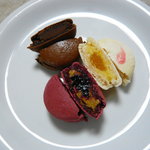 パティスリー・ケ・モンテベロ - マカロン３種（カシス・ライチ・ショコラ）