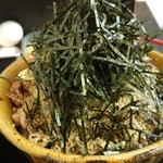 なぜ蕎麦にラー油を入れるのか。 - 山盛りきざみ海苔の下に薬味のねぎ、肉とゴマ。