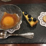 Le bistro Melanger - 杏のシャーベット、無花果のコンポートと紅茶のジュレ 長谷川ファームのブルーベリーをのせたチーズのタルト トリュフのサブレ