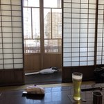 小川菊 - 雰囲気が良い座敷なので障子を開けたら熱気と掃除機が！撮影後は直ちに締めました。古い建物は遮温が難しいですね。