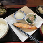 となりの食堂 - 塩鯖がなく　鮭の西京焼きに･･･