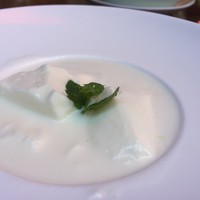 ワキヤ 一笑美茶樓 - 杏仁豆腐  とろとろ、するする２つの食感の杏仁豆腐 900円