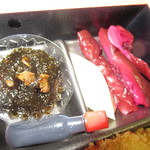 Ryouriryokan Tachibana - 的矢かきめし弁当　１４５８円（税込）の牡蠣海苔と漬物のアップ【２０１８年８月】