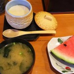 寿司こばやし - 茶碗蒸し、味噌汁（つみれ）、デザートのスイカ