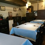 レトロワ  アン - 爽やかなブルー基調のテーブルクロスと店内。