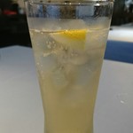 レトロワ  アン - オーフドパー炭酸水割りカットレモン入れ。