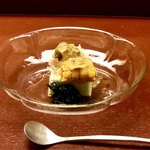 木山 - ＜前菜＞黒崎茶豆の枝豆豆腐に毛蟹と雲丹を乗せてトマトジュレがけで