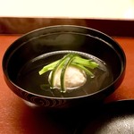 木山 - ＜椀物＞ホタテの真薯と木耳の椀に三つ葉と柚子皮を乗せて