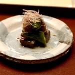 木山 - ＜強肴＞平井牛サーロイン焼きに唐辛子と新小芋の素揚げを添えて茗荷を乗せて