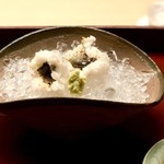 木山 - ＜焼物＞鱧の炭火焼氷締めを山葵と梅肉で