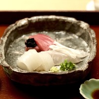 木山 - ＜向付＞お造り三種は鮪・メイチ鯛・白烏賊、海苔を出汁で延ばしたもの・岩塩・山葵醤油で