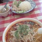 ティーヌン - トムヤムラーメン。奥は鶏ご飯。