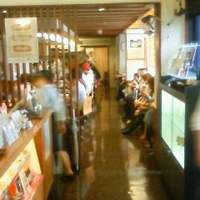 とんかつ まい泉 青山本店 - まい泉　１Fレジからカウンター席を臨む.jpg