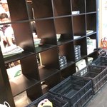 麺屋 丈六 - カウンターから中待合をパシャッと