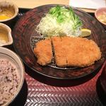 大戸屋 - 四元豚のロースかつ定食　五穀米ご飯少な目