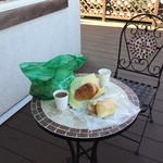 石窯パン工房 LULU - いくつかのパンは店の外にある席でいただきました。