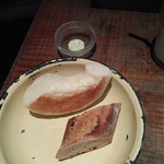 ファクトリー - ランチに付くパンとバター