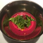 ル　ピニョン - ビーツの胡瓜、トマト、サラダ入り冷製スープ