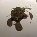 ル　ピニョン - 鮎の身と身の間に鮎の肝リゾットを挟み包み揚げた皿 ほうじ茶ソース