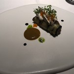 ル　ピニョン - 茄子にラタトゥイユを詰め上に渡り蟹の身と鱒の卵を添えた皿 ビスクソース バルサミコソース