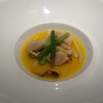 ル　ピニョン - タイラ貝と貝柱のポワレ ムール貝にサフランのブイヨンスープ仕立て ショートパスタトロピエ グリーンアスパラの煮込み