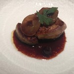 ル　ピニョン - フランス産フォアグラのポワレ ガレットブルトーニュの菓子添えて 巨峰のソース