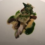 ル　ピニョン - 真名鰹 白ワインソース 蕪の葉のソース 付け合わせにマッシュルーム、オクラ、セロリ、スプラウト