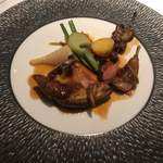 ル　ピニョン - 相方 フランス産鳩のもも肉、ヒレ肉、ささみ、砂肝、はつ、肝 付け合わせに筍、インゲン豆、レッドムーン、はす芋