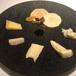 ル　ピニョン - 左からセミハードチーズ、ヤギのミルクのチーズ、白カビのブリドモール、ウオッシュタイプのガルドロワール、ブルーチーズ