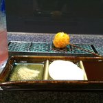 串かつ串もと - 串を置いてくれる位置で、オススメのタレがわかるそうです。