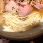 麺と心 7 - 次世代 海老とアサリの極上塩ラーメン（2018年8月限定）（麺）