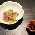 おおたに - 造り：鰹のたたき ちり酢。　　　　　2018.08.24