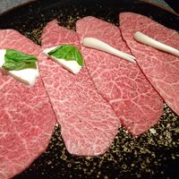 東京焼肉 平城苑 銀座5丁目店 - もも薄切り　エシャロットとモッツァレラチーズを巻いて