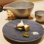 Sushi Shou - 蒸しアワビ 肝ソース。涼し気な錫の酒器で頂いたのは、筑後の銘酒『繁枡』。