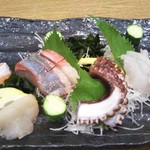 やき鳥三太郎 - 刺身盛り合わせ ２，１６０円(税込)(2018年8月20日撮影)