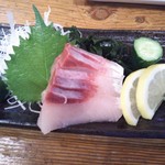 やき鳥三太郎 - ハマチ刺し ８００円(税込)(2018年8月21日撮影)