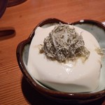 新宿 思ひ出酒場 えんなすび - お通し300円のなんとか豆腐