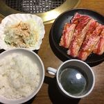 Yakiniku No Ba-Nzu - キャーーー！！！焼肉ランチぃーーー！！！
                        税抜き￥990！！！
                        
                        白飯にサラダとスープ、ドリンクバー付き。
                        
                        焼き肉は人をケダモンにするからな。
                        
                        カルビ？牛バラでいいだろ。ココは日本だ！！！
                        
                        
                        
                        