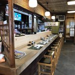 Saburouzushi - 店内のカウンター席
      平日の１１時前