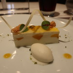 グランド ダイア - マンゴーのチーズケーキにココナッツのアイスクリーム、螺旋のホワイトチョコ