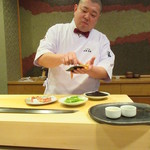 照寿司 - 照キュウ巻き巻き中